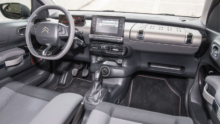 Η καμπίνα του Citroen C4 Cactus αποτελεί τον ορισμό του less is more. Oι δύο έγχρωμες ψηφιακές εικόνες δίνουν έναν high-tech τόνο. Στη βάση της κονσόλας είναι ο διακόπτης του Grip Control.