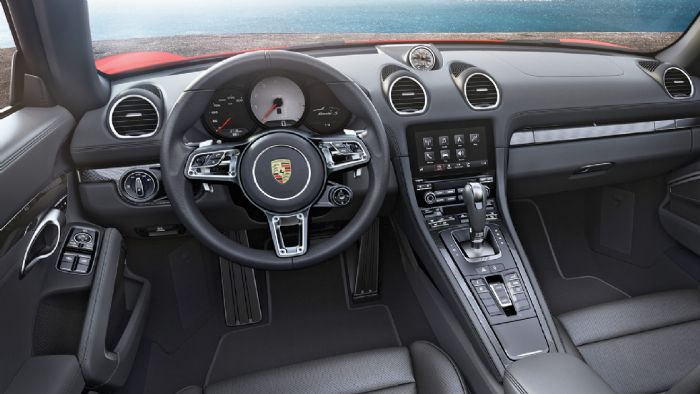 Πολύ καλή ποιότητα κατασκευής και σπορ ατμόσφαιρα προβάλει στο εσωτερικό της η 718 Boxster.