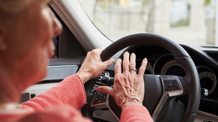 H εύκολη απώλεια ψυχραιμίας, η δυσκολία απέναντι σε εύκολα task ίσως αποτελούν σημάδια ότι ο ηλικιωμένος συγγενής πρέπει σιγά να βγει «στη σύνταξη» και σε ό,τι αφορά την οδήγηση. 