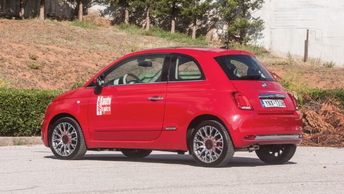 Το πίσω μέρος ξεχωρίζει κυρίως από τα ανασχεδιασμένα φώτα. Το πίσω μέρος ξεχωρίζει κυρίως από τα ανασχεδιασμένα φώτα.