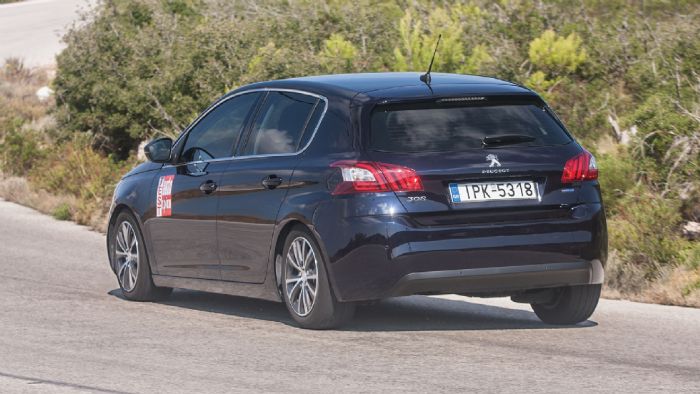 Γέρνει κάπως στις στροφές, αλλά το Peugeot 308 κρατάει εξαιρετικά και χάρη στο περιορισμένο βάρος εμφανίζει μια ευχάριστη, ανάλαφρη αίσθηση και ευκινησία.