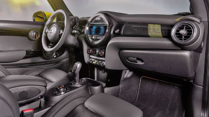 Το MINI Cooper SE διατηρεί τον μινιμάλ χαρακτήρα των υπολοίπων και εκφράζει άμεσα τον premium αέρα του, ενώ διαθέτει και πιο high-tech αισθητική σε αυτή την έκδοση.