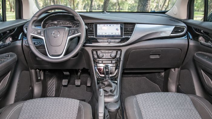 Πιο όμορφο και νεανικό είναι το Opel Mokka X στο εσωτερικό του με την ποιότητα κατασκευής να ικανοποιεί πλήρως. Πιο όμορφο και νεανικό είναι το Opel Mokka X στο εσωτερικό του με την ποιότητα κατασκευής να ικανοποιεί πλήρως.