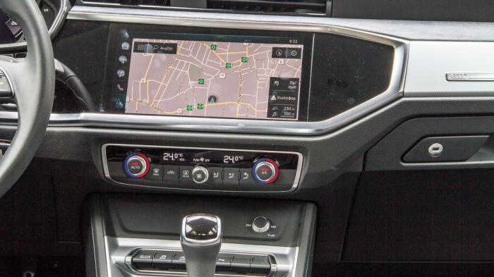 Μία οθόνη 8,8 ιντσών του συστήματος infotainment MMI της Audi καλύπτει τις ανάγκες συνδεσιμότητας.