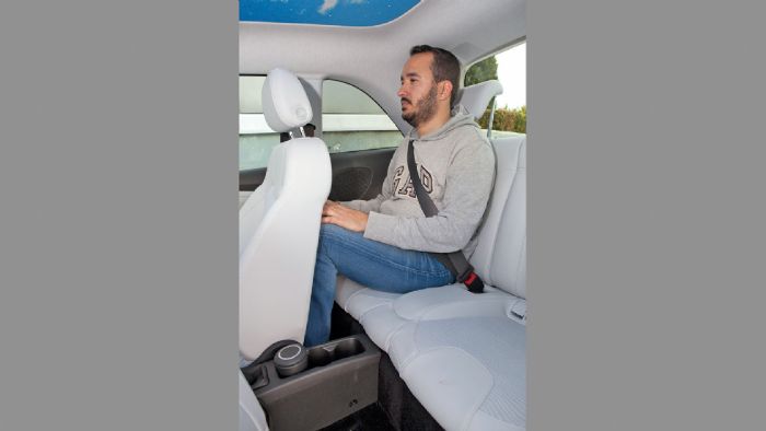Ικανοποιητικούς χώρους επιβατών προσφέρει το Opel ADAM. Στο πίσω κάθισμα θα βολευτούν και υψηλόσωμοι επιβάτες.