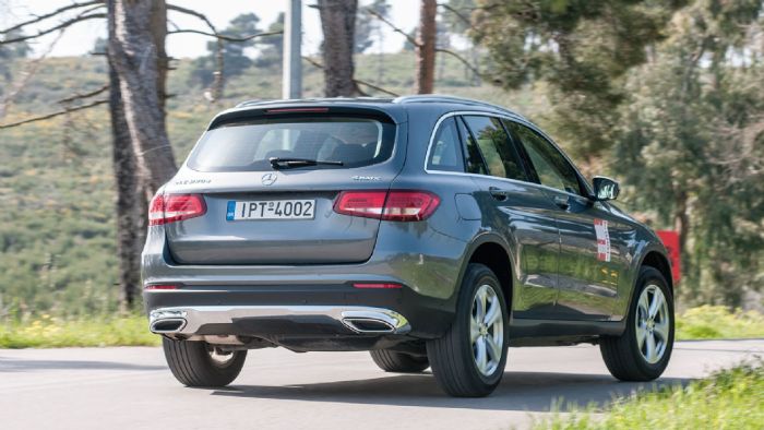 Η Mercedes GLC είναι διαθέσιμη και με αερανάρτηση, όπως και το αντίπαλο Audi Q5 άλλωστε. Η Mercedes GLC είναι διαθέσιμη και με αερανάρτηση, όπως και το αντίπαλο Audi Q5 άλλωστε.