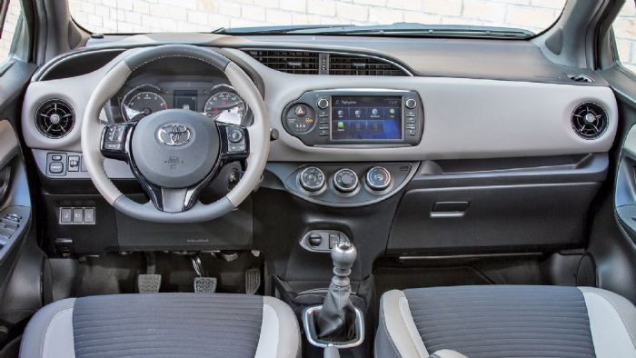 Γεροδεμένο, καλοφινιρισμένο και μοντέρνο το εσωτερικό του Toyota Yaris. Από την έκδοση Active και πάνω προσφέρεται διζωνικός αυτόματος κλιματισμός, αλλά και το Toyota Touch με έγχρωμη οθόνη αφής 7 ιντ