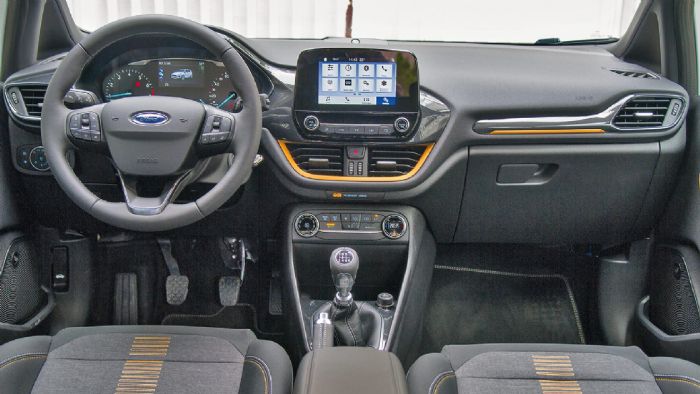 Όμορφο και καλοφτιαγμένο είναι το εσωτερικό του Ford Fiesta. Είναι το μόνο στο οποίο θα βρεις στάνταρ κουμπί για επιλογή προγράμματος λειτουργίας.