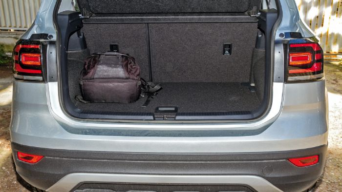 Ο χώρος αποσκευών του VW T-Cross διαμορφώνεται από τα 347-417 λτ. ανάλογα με την θέση του πίσω καθίσματος.