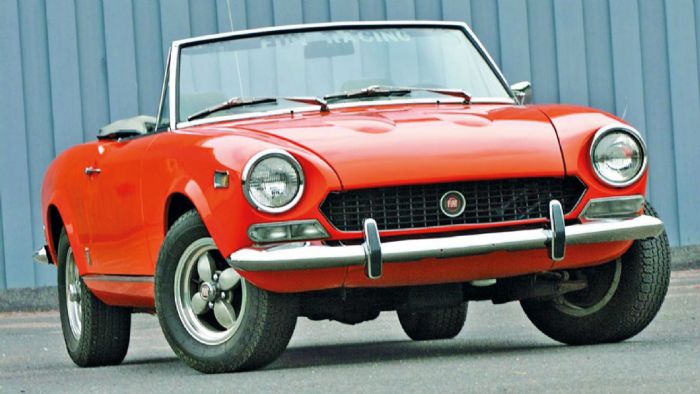 Το πρώτο Fiat 124 Spider λανσαρίστηκε το 1966 και ήταν σχεδιασμένο από τον Σέρτζιο Πινινφαρίνα.