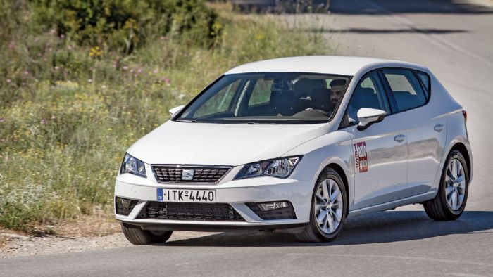 Το SEAT Leon διαθέτει σπορτίφ οδική συμπεριφορά και συγκαταλέγεται μαζί με το Focus στα καλύτερα της κατηγορίας σε οδηγικό επίπεδο.