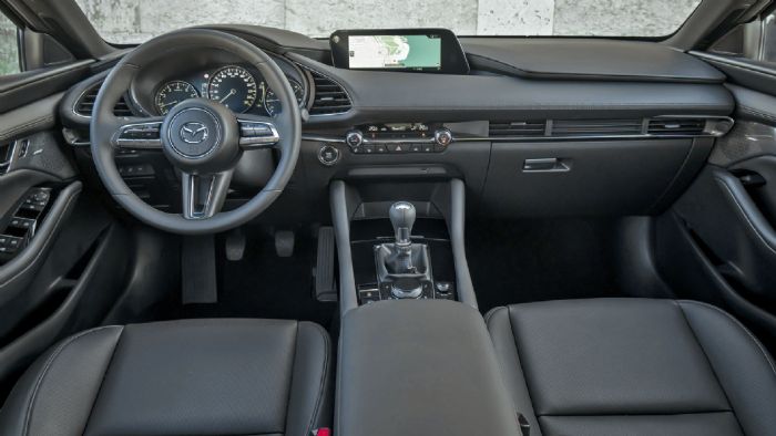 Το εσωτερικό του Mazda3 προβάλλει σπορ χαρακτήρα και υψηλή ποιότητα, ενώ αν και διαθέτει σύγχρονα στοιχεία δεν ξεχωρίζει γιΆαυτά. Το εσωτερικό του Mazda3 προβάλλει σπορ χαρακτήρα και υψηλή ποιότητα, ενώ αν και διαθέτει σύγχρονα στοιχεία δεν ξεχωρίζει γιΆαυτά.