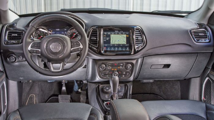 Το εσωτερικό του Jeep Compass είναι καλοφτιαγμένο και χωρίς τις «χαριτωμενιές» του μικρότερου Renegade.
