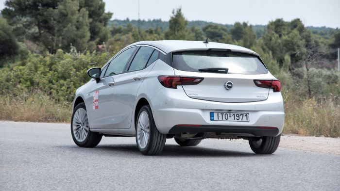 Tο Opel Astra εκμεταλλεύεται στο έπακρο τις δυνατότητες του νέου ελαφρύτερου και πιο γεροδεμένου πλαισίου συνδυάζοντας άνεση και σωστή οδική συμπεριφορά.