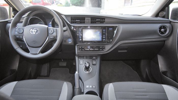 Το εσωτερικό του υβριδικού Toyota Auris παραδίνει μαθήματα στιβαρότητας 
και φινιρίσματος.