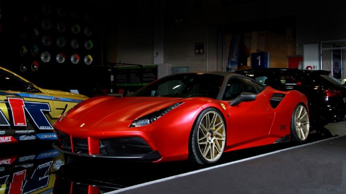 Βελτιωμένη είναι όμως και η εμφάνιση της 488 GTB. Στο εμπρός τμήμα έχει προστεθεί ένα ανθρακονημάτινο spoiler. Βελτιωμένη είναι όμως και η εμφάνιση της 488 GTB. Στο εμπρός τμήμα έχει προστεθεί ένα ανθρακονημάτινο spoiler.