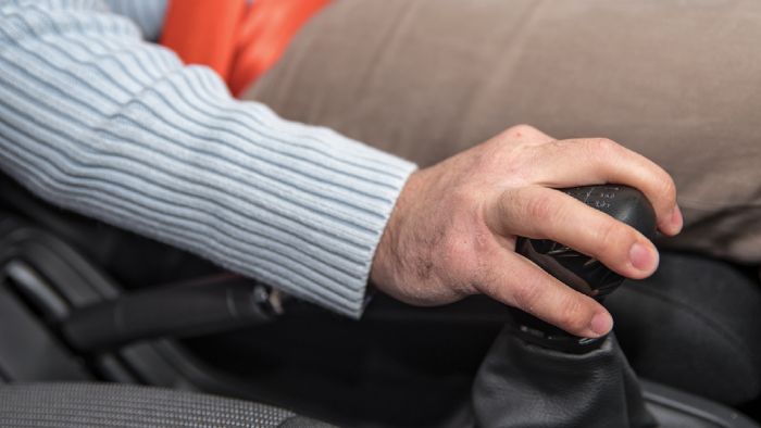 Το ξεχασμένο αριστερό πόδι πάνω στο πεντάλ του συμπλέκτη, αλλά και η χρήση του επιλογέα ως… υποβραχιόνιο, αθροιστικά προκαλούν φθορές και αχρείαστα έξοδα. Το ξεχασμένο αριστερό πόδι πάνω στο πεντάλ του συμπλέκτη, αλλά και η χρήση του επιλογέα ως… υποβραχιόνιο, αθροιστικά προκαλούν φθορές και αχρείαστα έξοδα.