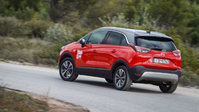 Tο νέο Crossland X διαθέτει σχετικά σφιχτή ανάρτησή, η οποία απορροφά τις ανωμαλίες και δεν επιτρέπει στο αμάξωμα να παίρνει κλίσεις στις στροφές, διατηρώντας την πρόσφυσή του ακόμα και στο όριο. Tο νέο Crossland X διαθέτει σχετικά σφιχτή ανάρτησή, η οποία απορροφά τις ανωμαλίες και δεν επιτρέπει στο αμάξωμα να παίρνει κλίσεις στις στροφές, διατηρώντας την πρόσφυσή του ακόμα και στο όριο.