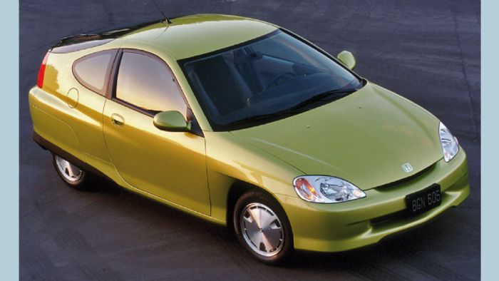 Το φουτουριστικό και άκρως αεροδυναμικό Honda Insight παρουσιάστηκε το 1999 και έγινε το πρώτο υβριδικό που βγήκε έξω από την ιαπωνική αγορά. Διέθετε τεχνολογία Integrated Motor Assist.