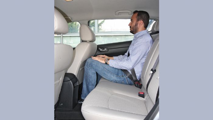 Εξαιρετικά ικανοποιητικός είναι ο χώρος του Nissan Pulsar για τα γόνατα και τα κεφάλια των πίσω επιβατών.