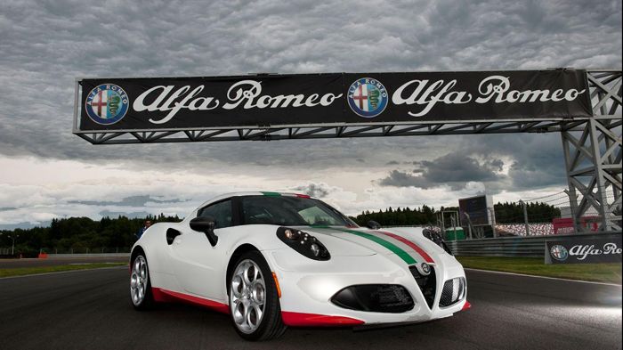 Με μια περιβολή που μαγνητίζει, η ιταλική αυτοκινητοβιομηχανία παρουσίασε το ελκυστικό 4C σε ρόλο Safety Car.