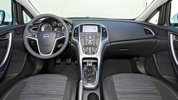  Χρειάζεται εξοικείωση αυτή η πληθώρα κουμπιών στην κεντρική κονσόλα του Opel Astra, αλλά η ποιότητα και η συναρμογή είναι υψηλού επιπέδου. 