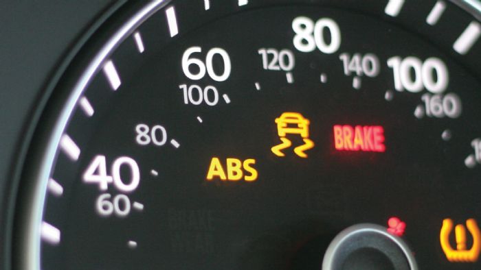 Το ABS μειώνει την απόσταση φρεναρίσματος και επιτρέπει στον οδηγό να κατευθύνει το αυτοκίνητο εκεί που θέλει και άρα να αποφύγει τυχόν εμπόδιο.