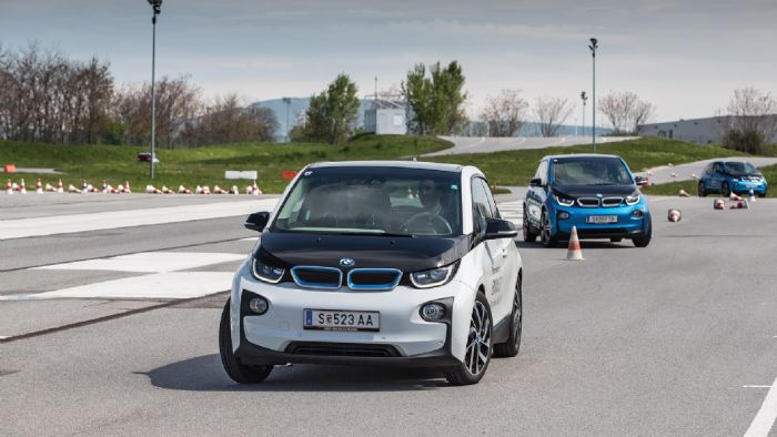 BMW i3 - Εξαιρετική ευελιξία, έντονη επιτάχυνση και επιβράδυνση σηκώνοντας το πόδι σου από το γκάζι είναι μερικά από τα κύρια γνωρίσματα του i3. BMW i3 - Εξαιρετική ευελιξία, έντονη επιτάχυνση και επιβράδυνση σηκώνοντας το πόδι σου από το γκάζι είναι μερικά από τα κύρια γνωρίσματα του i3.