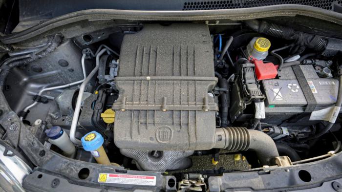 Έχει μοτέρ βενζίνης και diesel, ο δικύλινδρος «τσιμπάει» λάδι Έχει μοτέρ βενζίνης και diesel, ο δικύλινδρος «τσιμπάει» λάδι