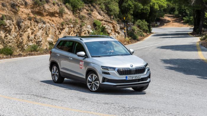 Η σχεδιαστική ανανέωση του Skoda Karoqμε την φαρδύτερη μπροστινή μάσκα και τα πιο λεπτά και κομψά LED φώτα βελτίωση την αεροδυναμική του μοντέλου. Η σχεδιαστική ανανέωση του Skoda Karoqμε την φαρδύτερη μπροστινή μάσκα και τα πιο λεπτά και κομψά LED φώτα βελτίωση την αεροδυναμική του μοντέλου.