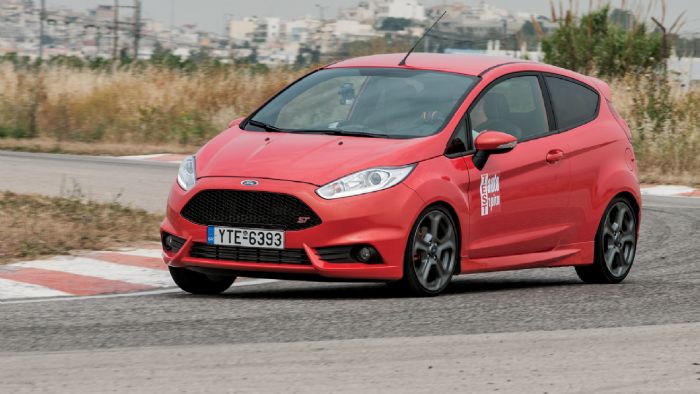 Τη δεύτερη θέση καταλαμβάνει το «καυτό» Ford Fiesta ST με τον turbo κινητήρα χωρητικότητας 1,6 λτ. που κάνει το 0-100 σε 7,3 δλ.