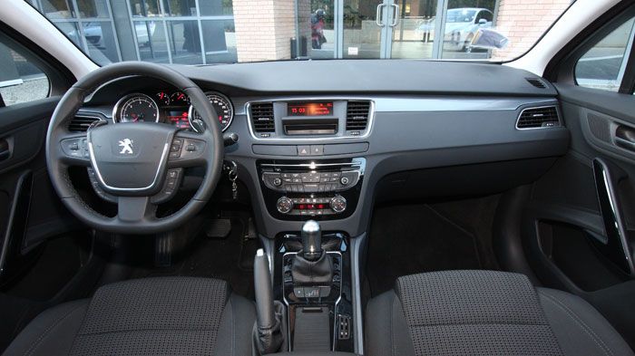 Το Peugeot 508 έχει πολύ καλή ποιότητα υλικών στο εσωτερικό του, αλλά είναι το πιο δύσχρηστο από όλα. Το Peugeot 508 έχει πολύ καλή ποιότητα υλικών στο εσωτερικό του, αλλά είναι το πιο δύσχρηστο από όλα.