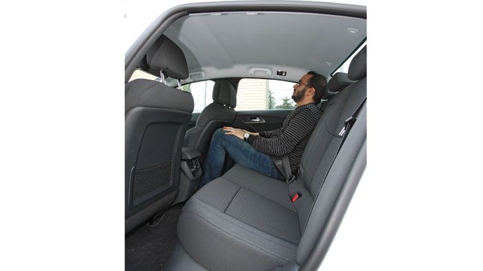 Το Peugeot είναι αναλόγως του Passat άνετο στο πίσω κάθισμα, αλλά έχει 50 λίτρα μικρότερο χώρο αποσκευών (515 λίτρα). 