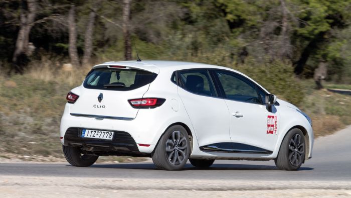 Στο δρόμο το μεγαλύτερο ατού του Renault Clio, είναι η άνεση που προσφέρει στους επιβάτες, με την ανάρτησή του να λειτουργεί υποδειγματικά. Στο δρόμο το μεγαλύτερο ατού του Renault Clio, είναι η άνεση που προσφέρει στους επιβάτες, με την ανάρτησή του να λειτουργεί υποδειγματικά.