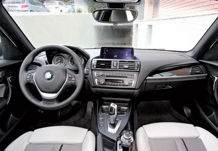 Στο εσωτερικό της BMW 1, ο χαρακτήρας πλαισιώνεται από το δυναμισμό και υλοποιείται με κορυφαία ποιότητα. 