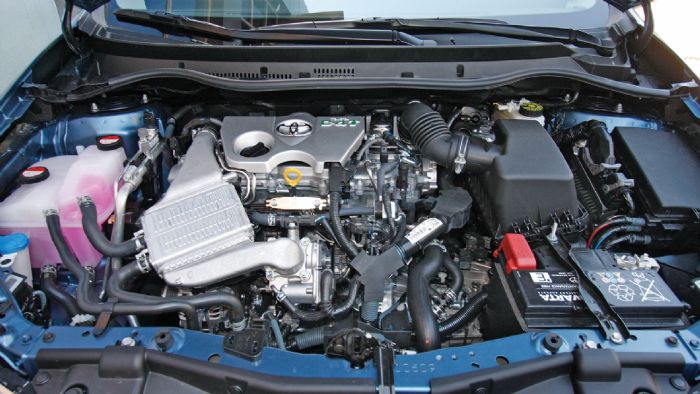 Οι δύο κινητήρες turbo έχουν πολλά κοινά τεχνικά στοιχεία, ωστόσο στην πράξη ο κινητήρας του Auris είναι καλύτερος τόσο σε επιδόσεις όσο και σε κατανάλωση. 
