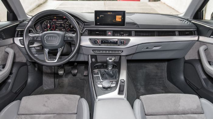 Το εσωτερικό του Audi A4 ξεχωρίζει για την minimal αισθητική που ακολουθεί εμφανίζοντας premium χαρακτήρα. Ποιοτικά είναι το σημείο αναφοράς για την κατηγορία.