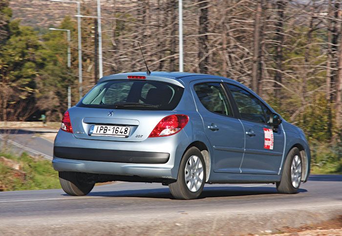 Η πετρελαιοκίνητη εκδοχή του 207 δεν έχει ξεχάσει τους καλούς οδηγικούς τρόπους του.