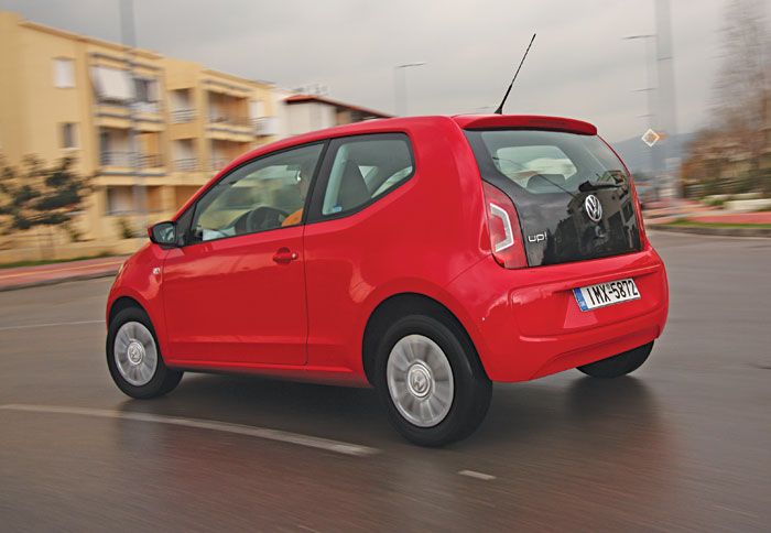 Στο δρόμο, το 1.000άρι VW up! των 60 ίππων διακρίνεται για την ασφάλεια που προσφέρει και τη σταθερότητα σε κάθε διαδρομή.