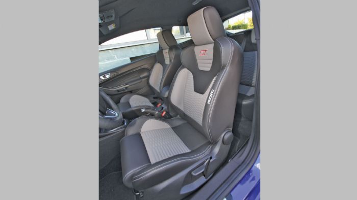 Στο Fiesta ST, τα μπάκετ από την Recaro κρατούν γερά το σώμα στις στροφές και σε ωθούν να ανεβάσεις οδηγικούς ρυθμούς. Στο Fiesta ST, τα μπάκετ από την Recaro κρατούν γερά το σώμα στις στροφές και σε ωθούν να ανεβάσεις οδηγικούς ρυθμούς.