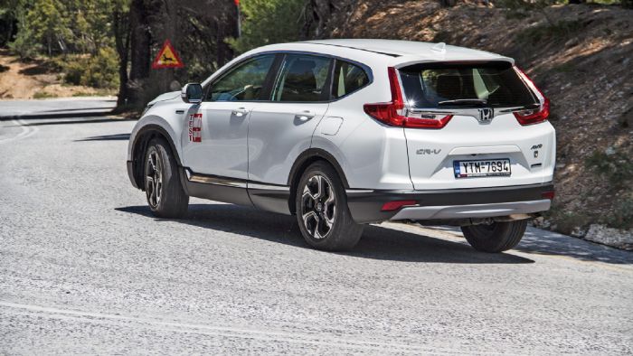 Το CR-V παρά το μέγεθός του, είναι εύκολο στην καθημερινότητα και ξεχωρίζει για τη πολύ καλή ποιότητα κύλισής του, με την ηχομόνωση να είναι σε πολύ υψηλά επίπεδα. Το CR-V παρά το μέγεθός του, είναι εύκολο στην καθημερινότητα και ξεχωρίζει για τη πολύ καλή ποιότητα κύλισής του, με την ηχομόνωση να είναι σε πολύ υψηλά επίπεδα.