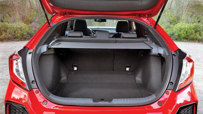 Το Honda Civic 10ης γενιάς είναι κορυφαίο σε επίπεδο χώρων στο εσωτερικό του ενώ διαθέτει και τον μεγαλύτερο χώρο αποσκευών στην κατηγορία.