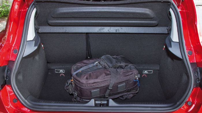 Μεγάλο άνοιγμα και 300 λτ. χωρητικότητα για το πορτ μπαγκάζ του Renault Clio.