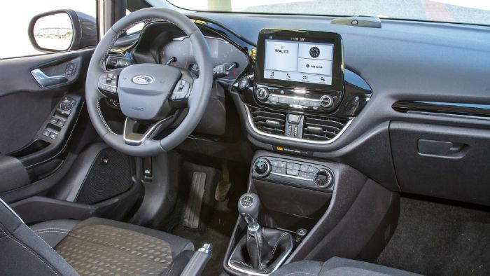 Εντελώς νέα εικόνα στην καμπίνα του Ford Fiesta, που χαρακτηρίζεται από την πολύ καλή ποιότητα κατασκευής, το προσεγμένο φινίρισμα και την άριστη συναρμογή. Ξεχωρίζει η… αιωρούμενη οθόνη στο κέν