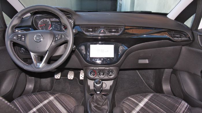 Το εσωτερικό του νέου Corsa έχει πολύ καλή ποιότητα κατασκευής και ενδιαφέρουσα νεανική σχεδίαση. Ενδιαφέρον στοιχείο εξοπλισμού είναι η στάνταρ υπηρεσία τημεματικής και προσωπικής εξυπηρέτησης Opel OnStar.