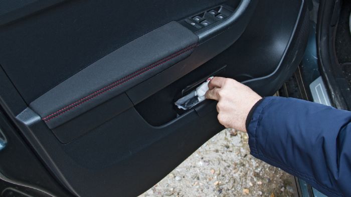 Μια από τις πρακτικές λύσεις «Simply Clever» είναι και το καλαθάκι για σκουπίδια στην πόρτα του οδηγού.