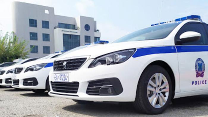 Τα περιπολικά της Ελληνικής Αστυνομίας έχουν λευκό φόντο και μπλε γράμματα. Τα περιπολικά της Ελληνικής Αστυνομίας έχουν λευκό φόντο και μπλε γράμματα.