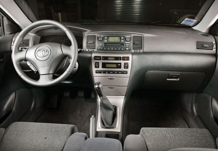 Παρότι η σχεδίαση δείχνει τα χρόνια της, η ποιότητα στο εσωτερικό της Corolla παραμένει πολύ καλή για τα δεδομένα της κατηγορίας.