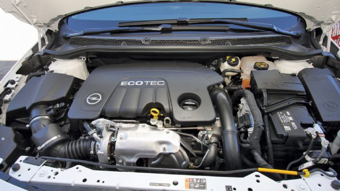 Κάτω από το καπό του Opel Astra, ο 1,6 CDTI με 110 ίππους και με ροπή 300 Nm, συνδυάζει τη δύναμη με την οικονομία.