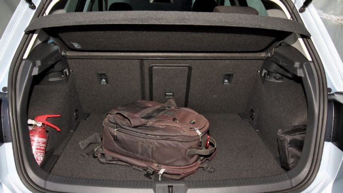 Το Volkswagen Golf διαθέτει το μεγαλύτερο χώρο αποσκευών με 380 λίτρα, όπως και το μεγαλύτερο αέρα για τα κεφάλια των πίσω επιβατών.